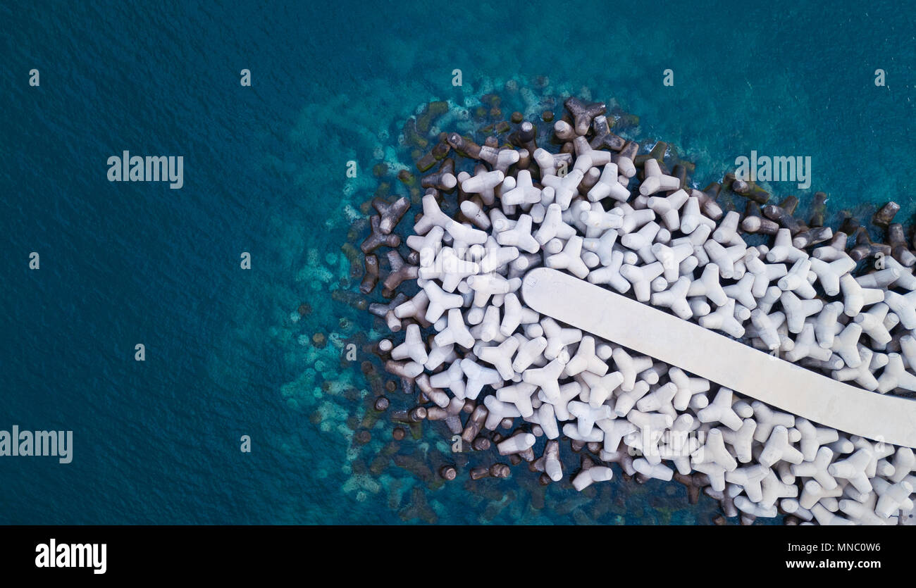 Vista dall'alto di un abbondanza di frangiflutti di cemento Foto Stock
