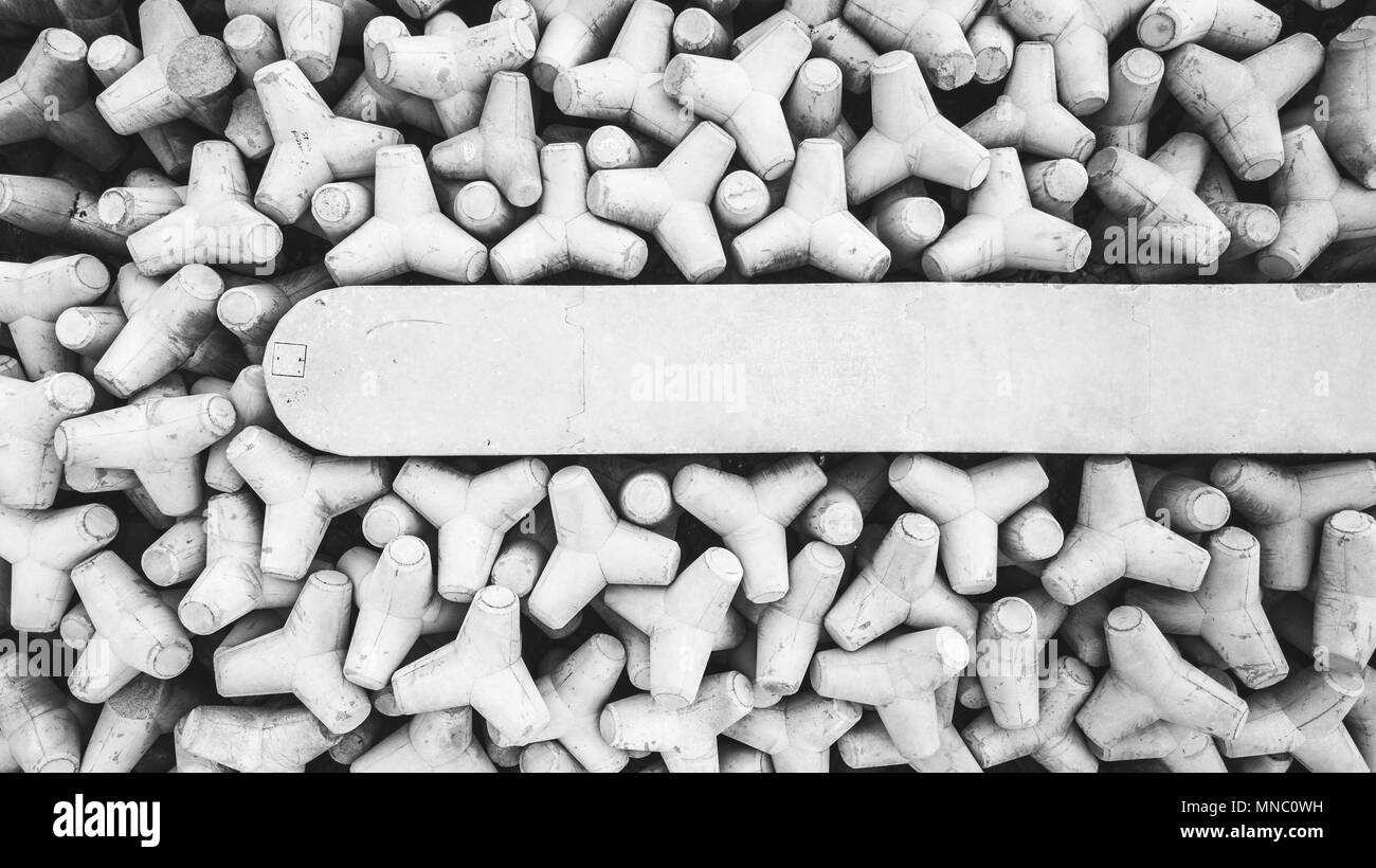 Vista dall'alto di un abbondanza di frangiflutti di cemento Foto Stock