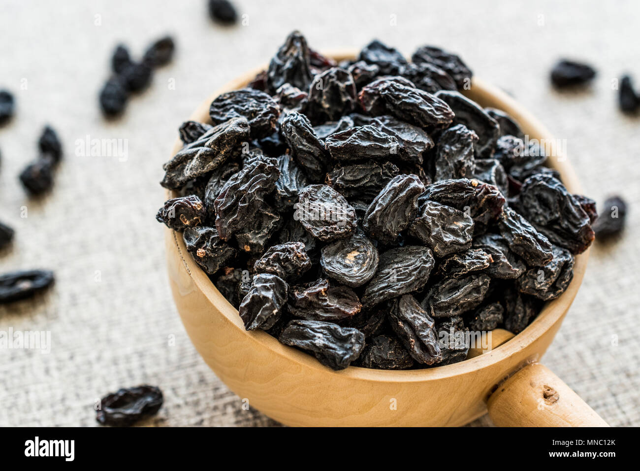 Fase organica essiccata uvetta o UVA in siviera in legno. Alimenti biologici concetto. Foto Stock