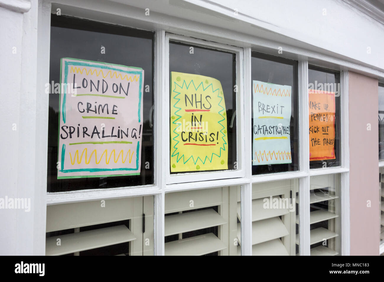 Crisi politica - fatta in casa dei manifesti in una finestra in SW London, Regno Unito Foto Stock