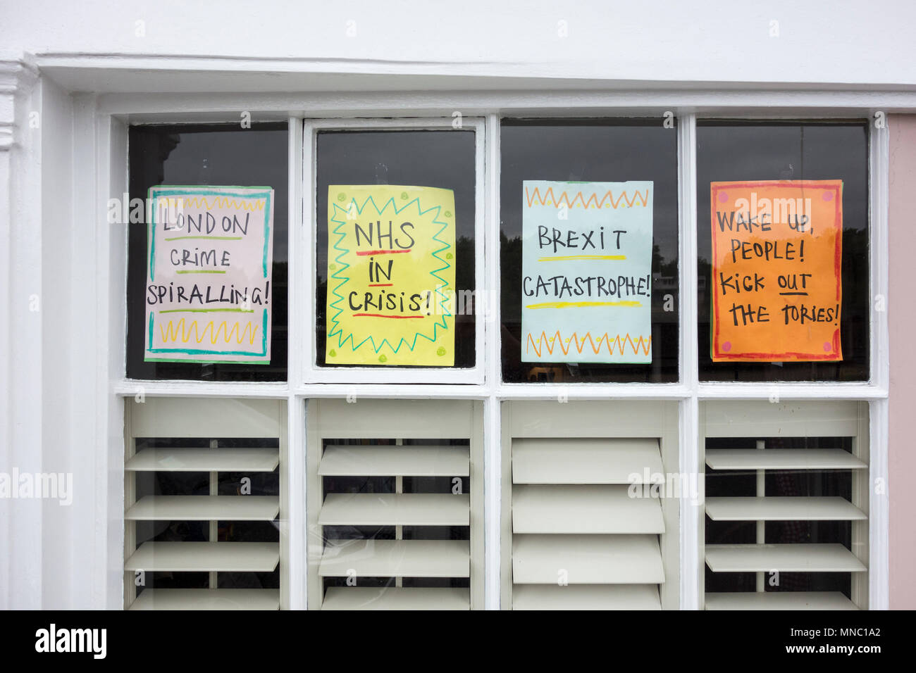 Crisi politica - fatta in casa dei manifesti in una finestra in SW London, Regno Unito Foto Stock