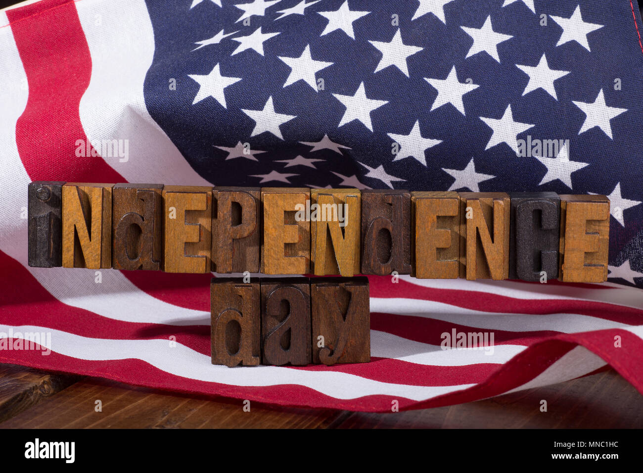 " Giorno di Indipendenza" testo utilizzando le lettere di legno con gli Stati Uniti bandiera americana il concetto di vacanza Foto Stock