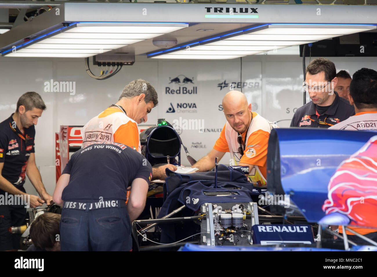 Red Bull meccanica preparare la propria auto per il Gran Premio di Abu Dhabi Foto Stock