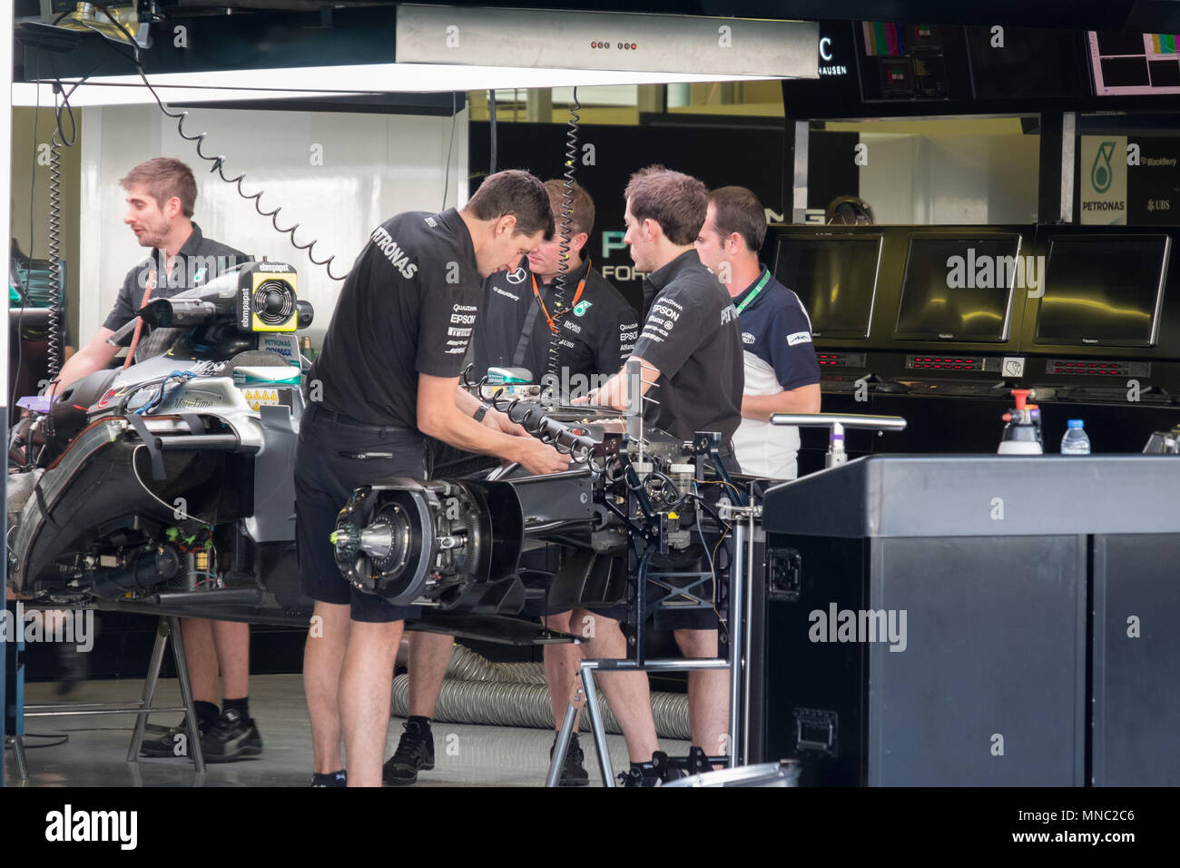 Meccanica che preparano la loro auto nel garage Mercedes prima del Gran Premio di Abu Dhabi. Foto Stock