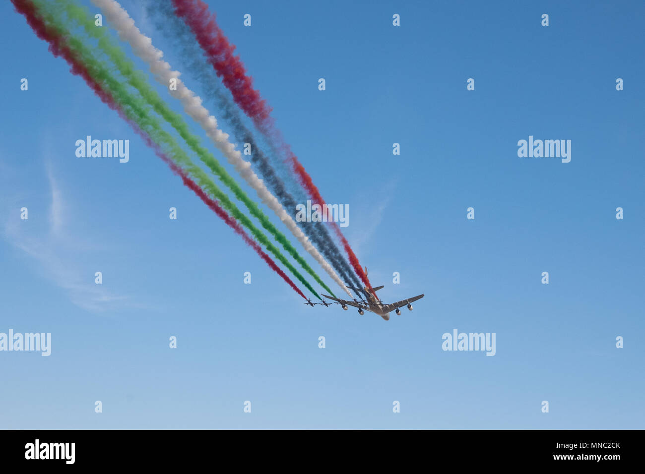 Un Etihad A380 e altri piani di condurre un flypast a Yas Marina grand prix circuit, Abu Dhabi Foto Stock