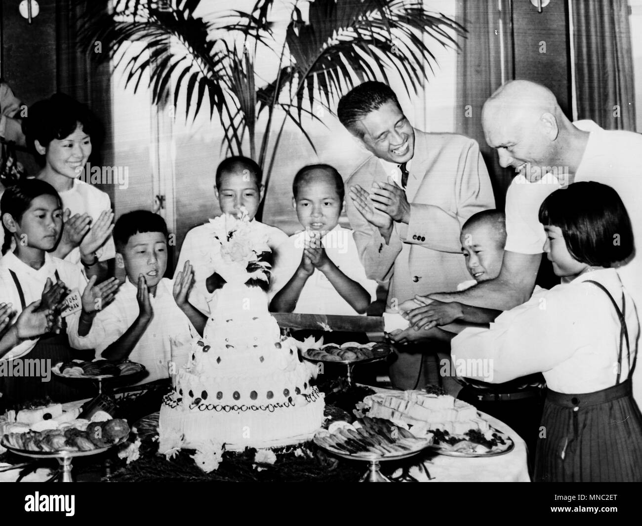 Yul Brynner, festa di beneficenza per i bambini, Kyoto, Giappone, 1962 Foto Stock