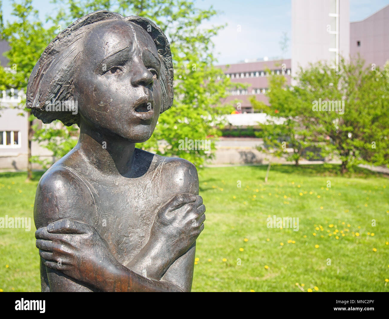 VILNIUS, Lituania-Maggio 3, 2018: " altri " (aka "congelamento Girl') scultura di Romas Kvintas Foto Stock