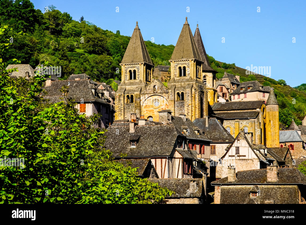 Bellissima vista del borgo medievale di borgo collinare di Conques, Occitanie, Francia. Foto Stock