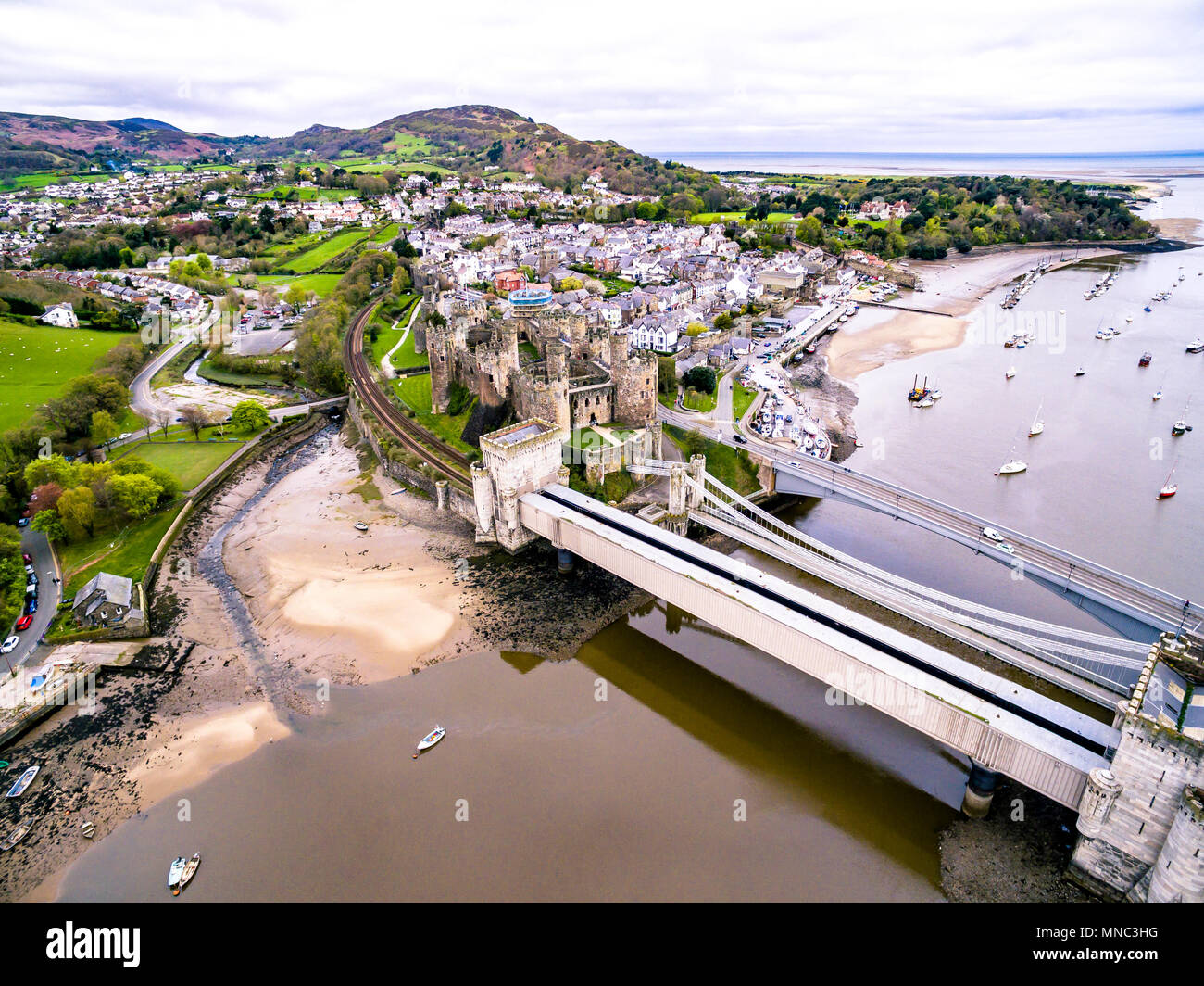 Vista aerea della città storica di Conwy con il suo castello medievale - Galles - Regno Unito. Foto Stock