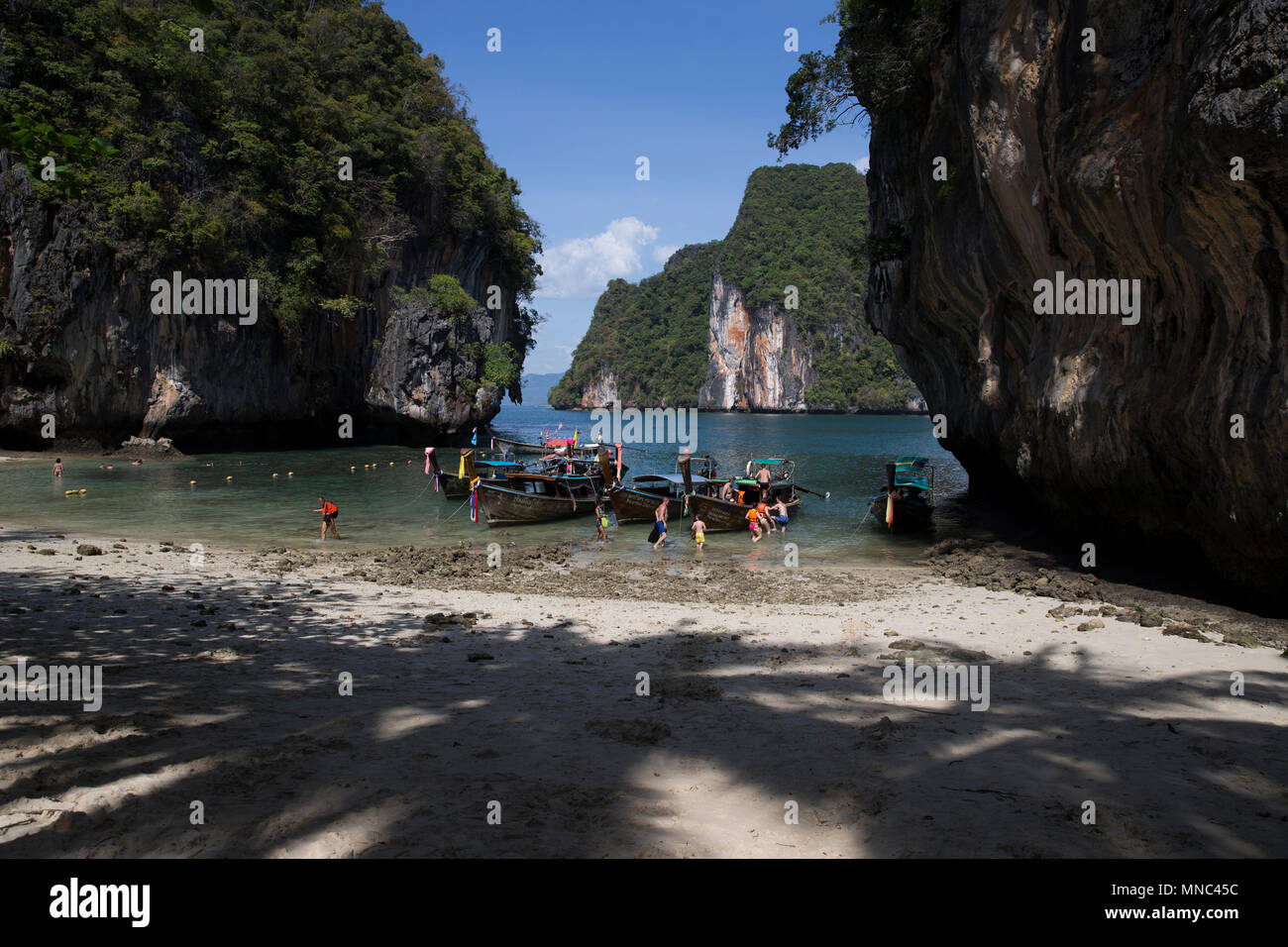 Barche a lungo attesa per riportare i visitatori e turisti dopo il giorno di viaggio per le isole vicino a Krabi town in Thailandia del sud. Foto Stock