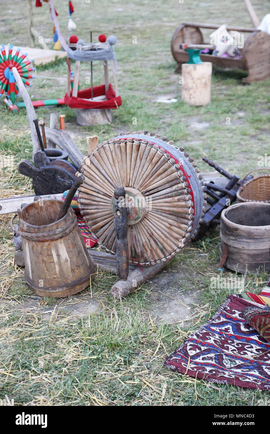 In legno antico conocchia, mandrino, ruota di filatura Foto Stock