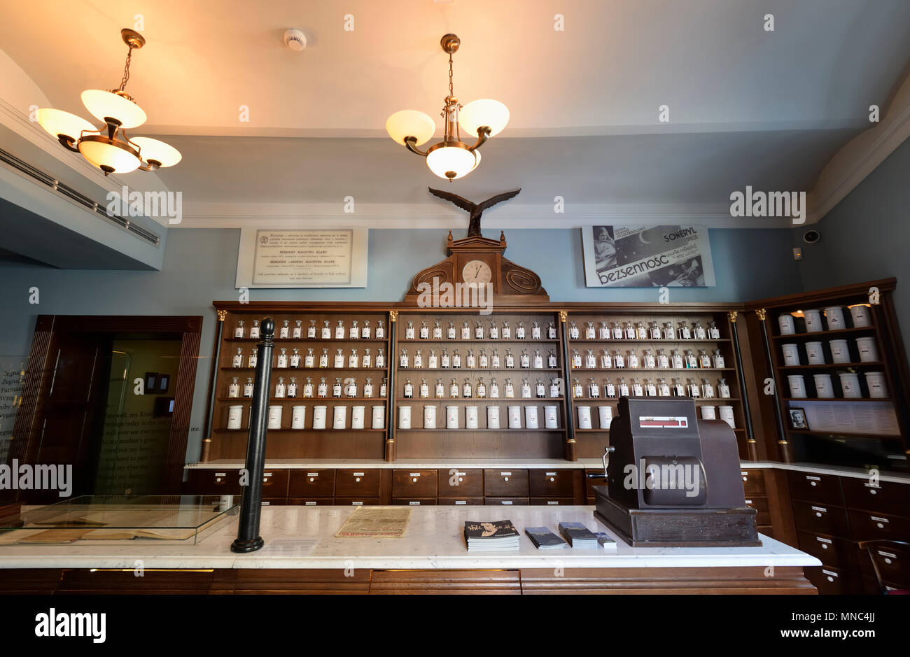 Apteka Pod Orlem è la farmacia di Tadeusz Pankiewicz. Egli era un polacco cattolico romana al farmacista che ha salvato innumerevoli ebrei dall'Olocausto. Cracovia Foto Stock