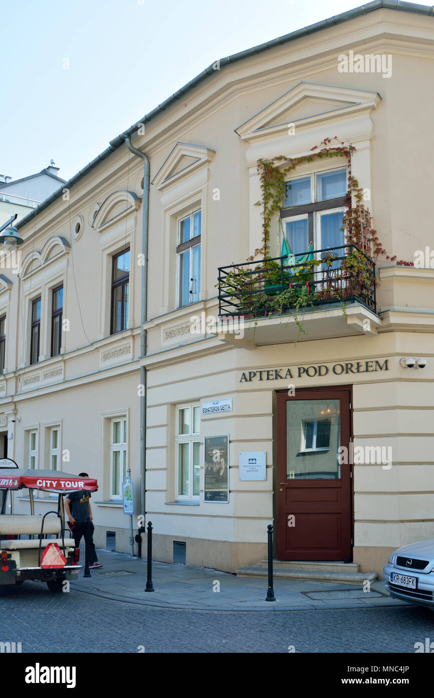 Apteka Pod Orlem è la farmacia di Tadeusz Pankiewicz. Egli era un polacco cattolico romana al farmacista che ha salvato innumerevoli ebrei dall'Olocausto. Cracovia Foto Stock