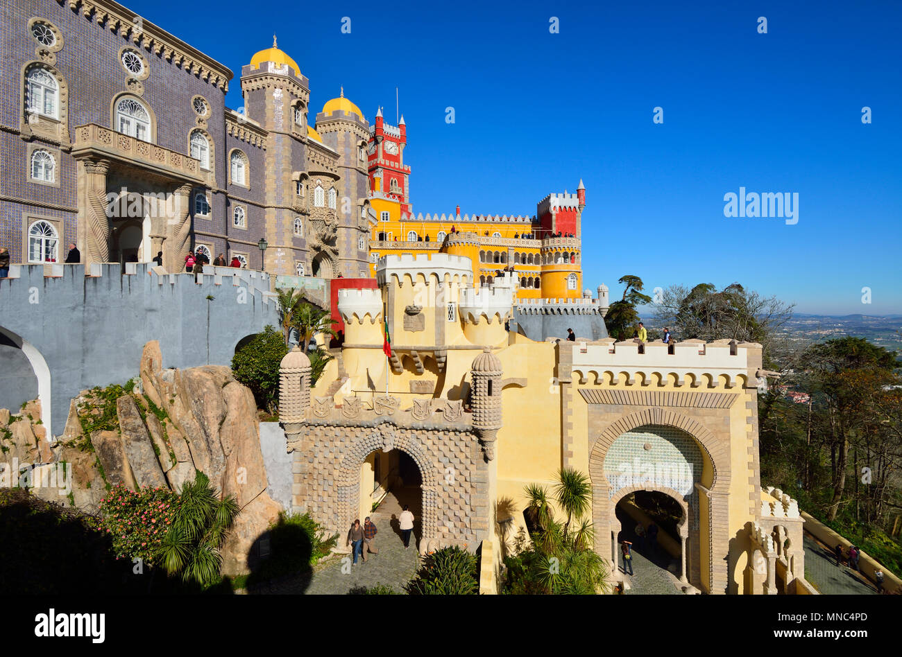 Palacio da Pena, costruita nel XIX secolo nel bosco sopra Sintra. Un sito Patrimonio Mondiale dell'UNESCO. Sintra, Portogallo Foto Stock