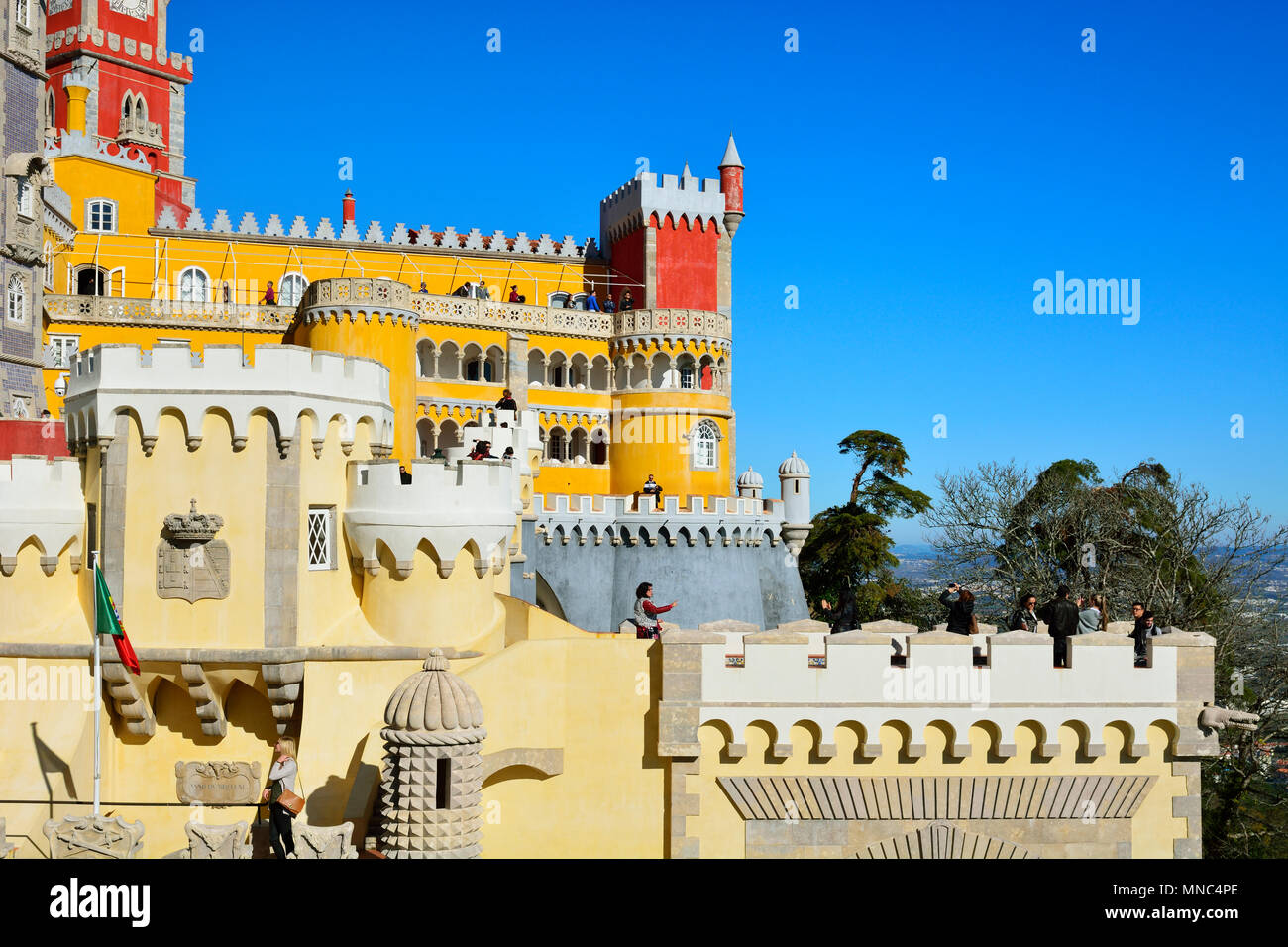 Palacio da Pena, costruita nel XIX secolo nel bosco sopra Sintra. Un sito Patrimonio Mondiale dell'UNESCO. Sintra, Portogallo Foto Stock