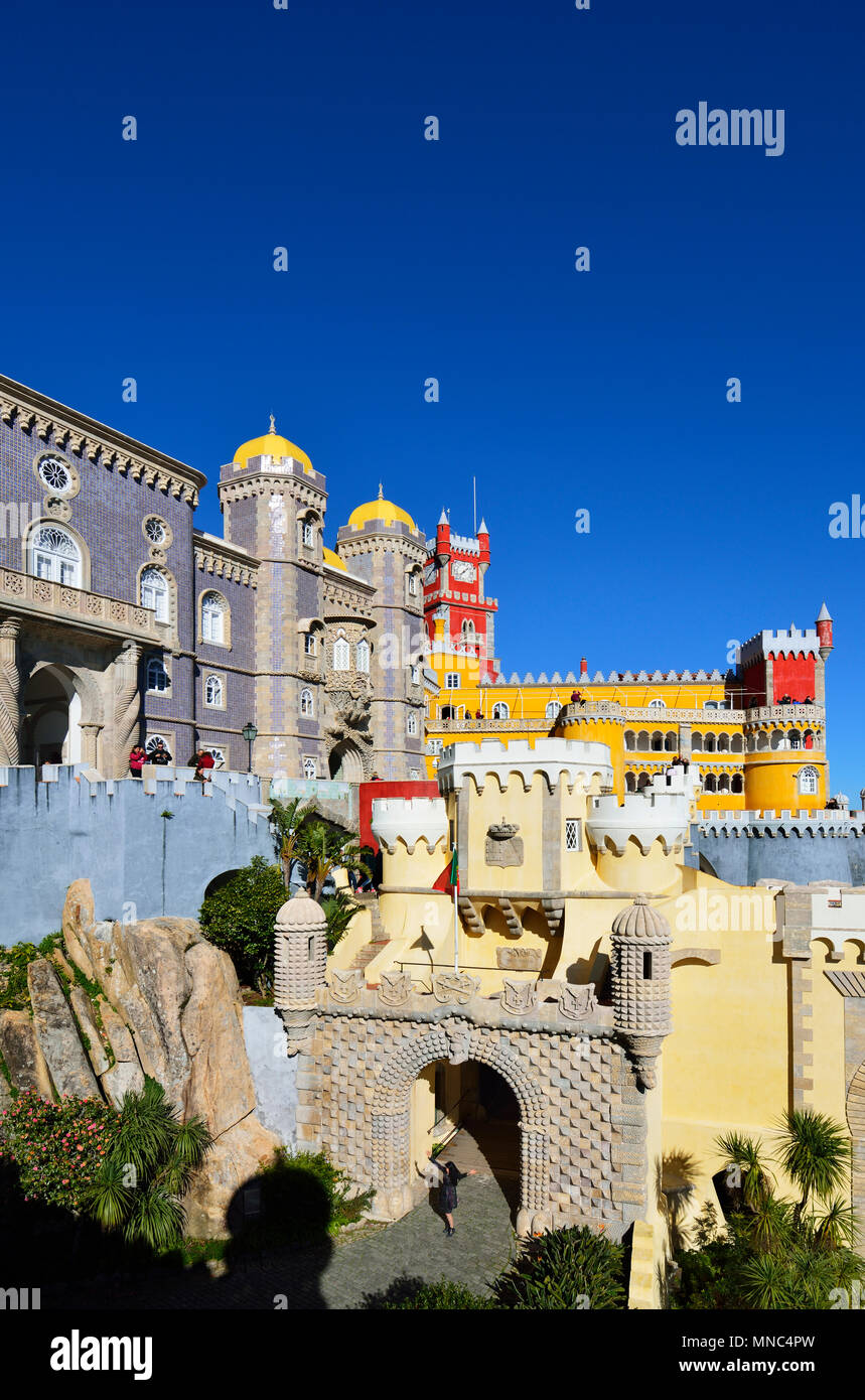 Palacio da Pena, costruita nel XIX secolo nel bosco sopra Sintra. Un sito Patrimonio Mondiale dell'UNESCO. Sintra, Portogallo Foto Stock