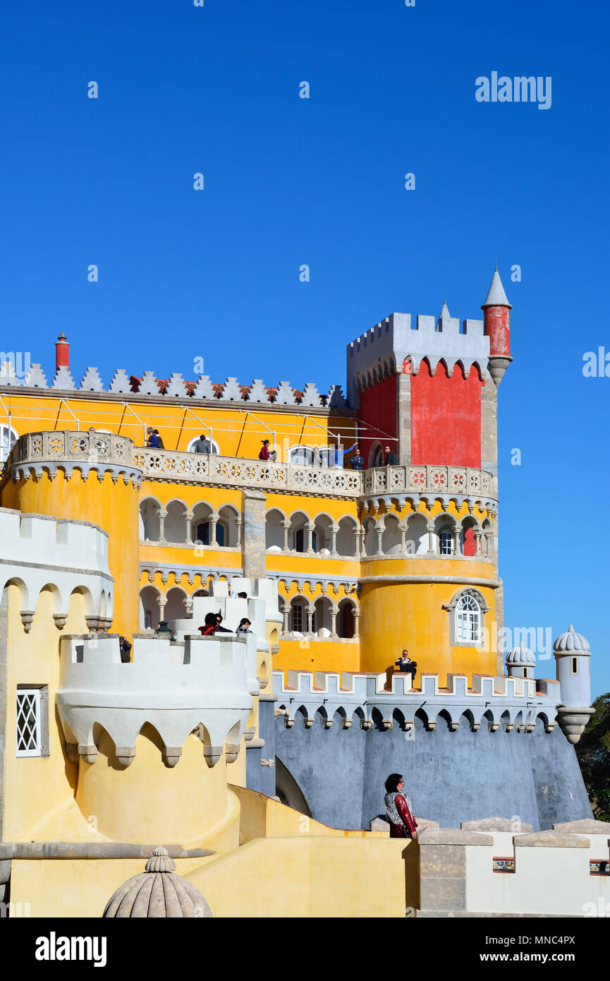 Palacio da Pena, costruita nel XIX secolo nel bosco sopra Sintra. Un sito Patrimonio Mondiale dell'UNESCO. Sintra, Portogallo Foto Stock