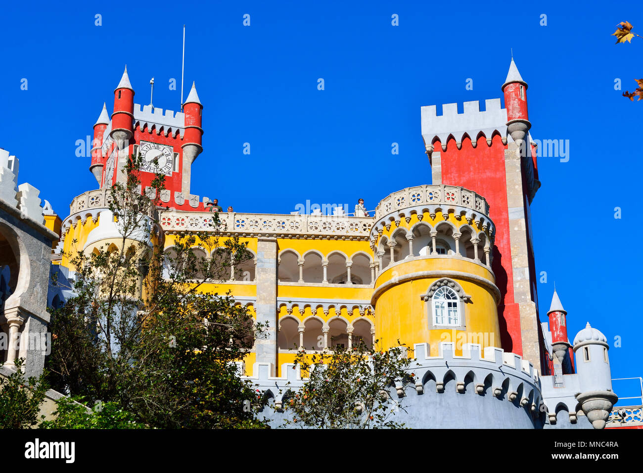 Palacio da Pena, costruita nel XIX secolo nel bosco sopra Sintra. Un sito Patrimonio Mondiale dell'UNESCO. Sintra, Portogallo Foto Stock