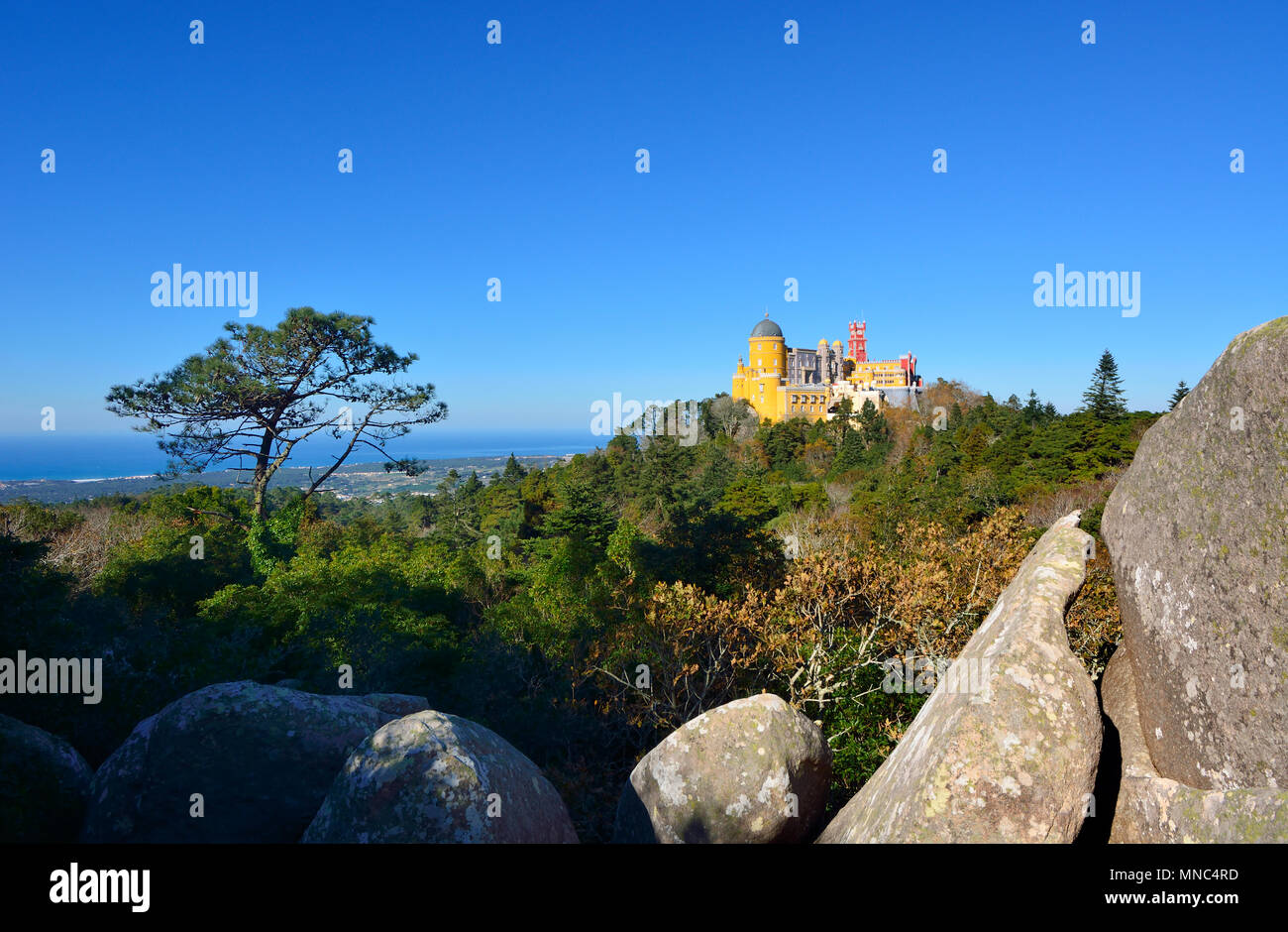 Palacio da Pena, costruita nel XIX secolo nel bosco sopra Sintra. Un sito Patrimonio Mondiale dell'UNESCO. Sintra, Portogallo Foto Stock