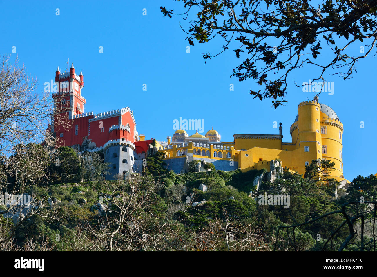 Palacio da Pena, costruita nel XIX secolo nel bosco sopra Sintra. Un sito Patrimonio Mondiale dell'UNESCO. Sintra, Portogallo Foto Stock