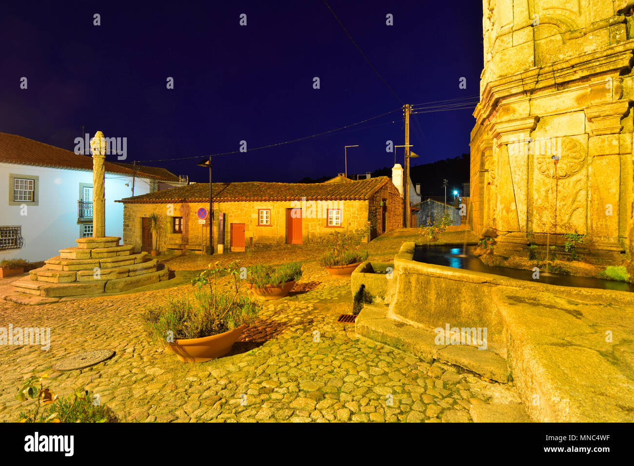 La medievale piazza principale di Castelo Novo al crepuscolo. Beira Baixa, Portogallo Foto Stock