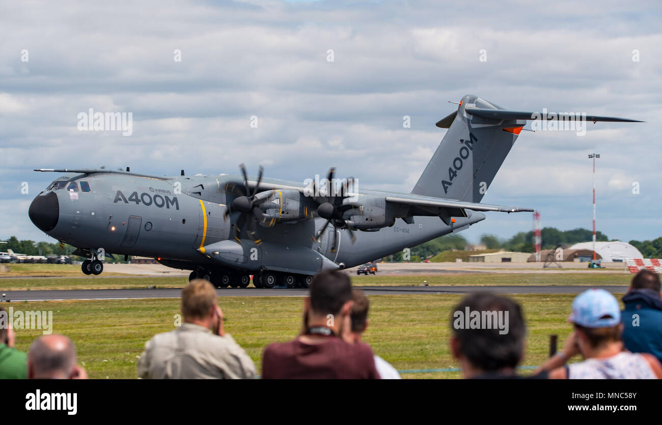 La Airbus A400M a dimostrazione delle sue funzionalità durante un volo di visualizzazione presso il Royal International Air Tattoo, RAF Fairford, Regno Unito il 14/7/17. Foto Stock