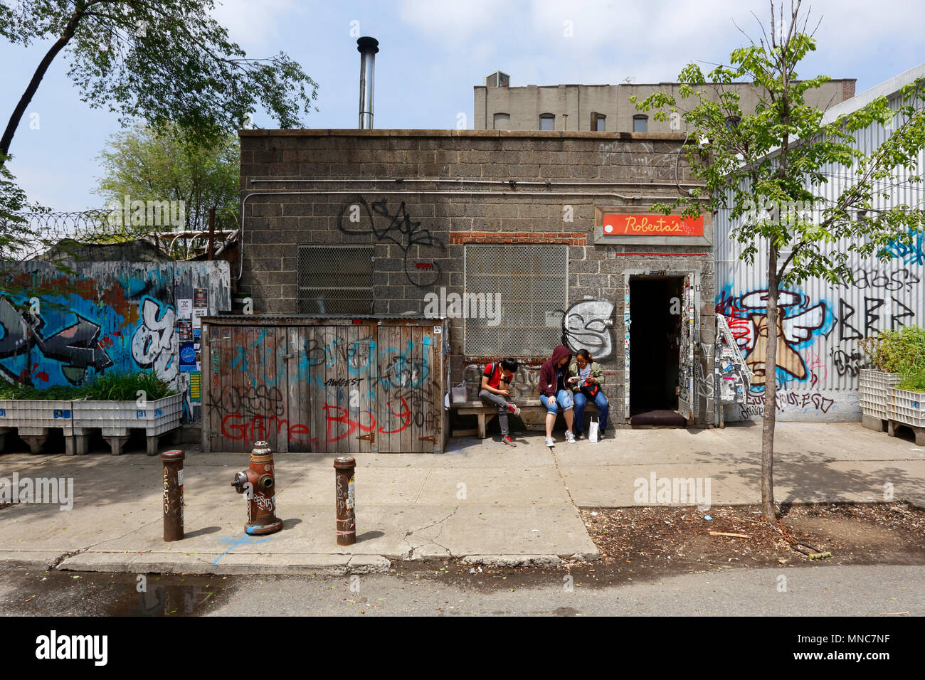 Roberta's, 261 Moore St, Brooklyn, New York. Foto del magazzino di New York di un ristorante pizzeria a bushwick. Foto Stock