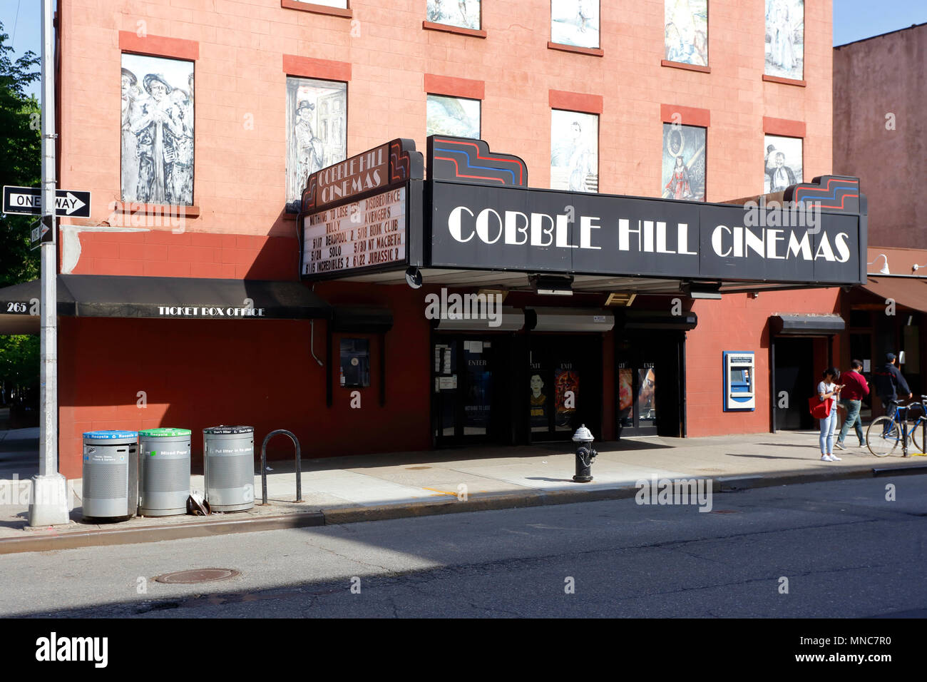La collina di ciottoli cinema, 265 Corte St, Brooklyn, New York. esterno alla vetrina di un teatro in collina di ciottoli. Foto Stock