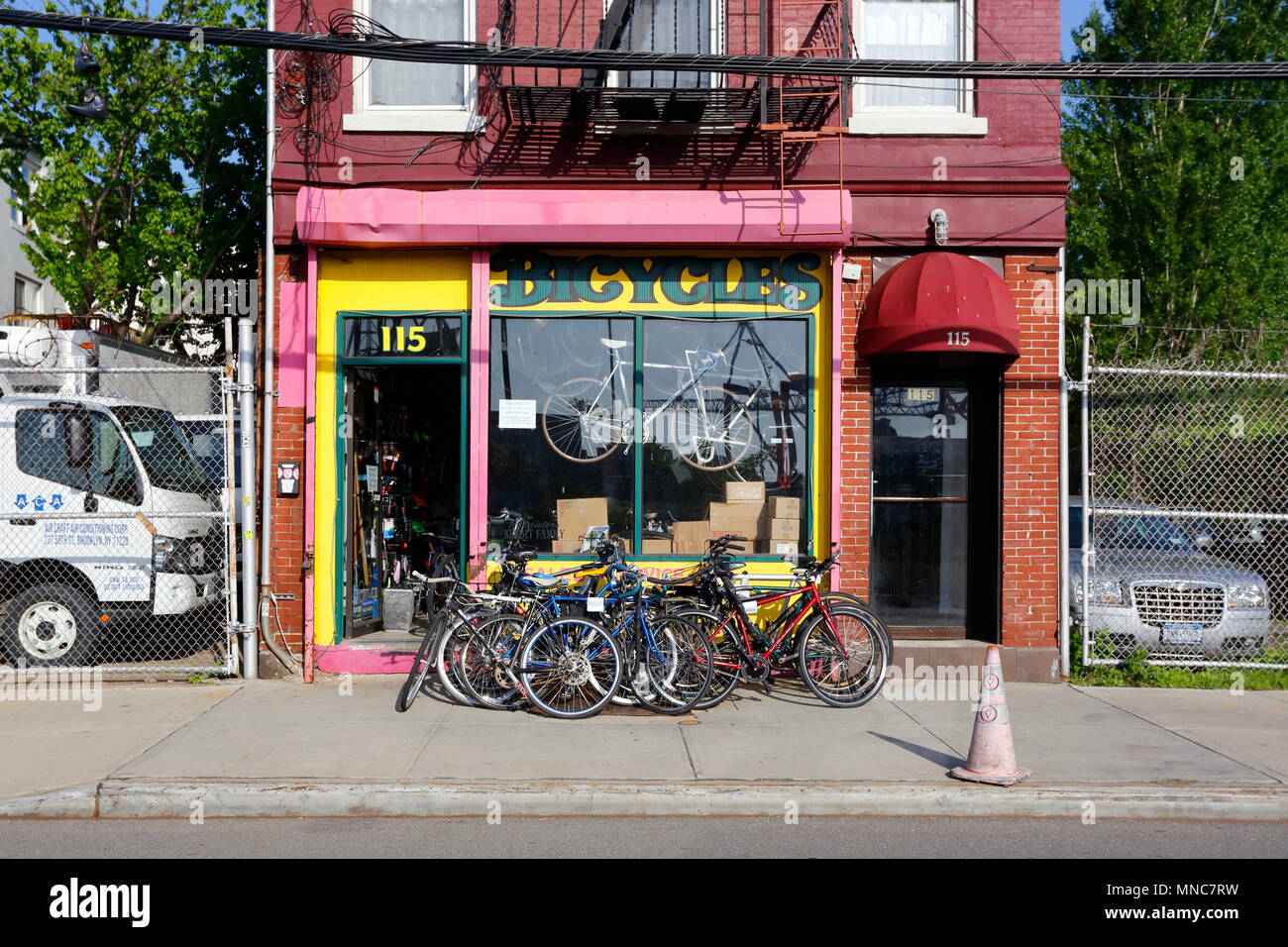 Cane giorno Cyclery, 115 Van Scotto St, Brooklyn, New York. esterno alla vetrina di un negozio di biciclette lungo il Columbia street waterfront. Foto Stock