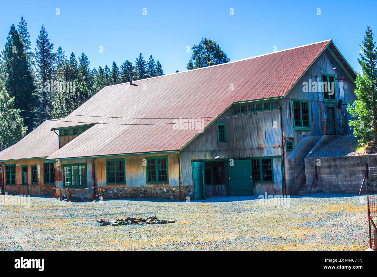 Vintage Rusty Tin facciata edificio una volta usati in operazioni di data mining Foto Stock