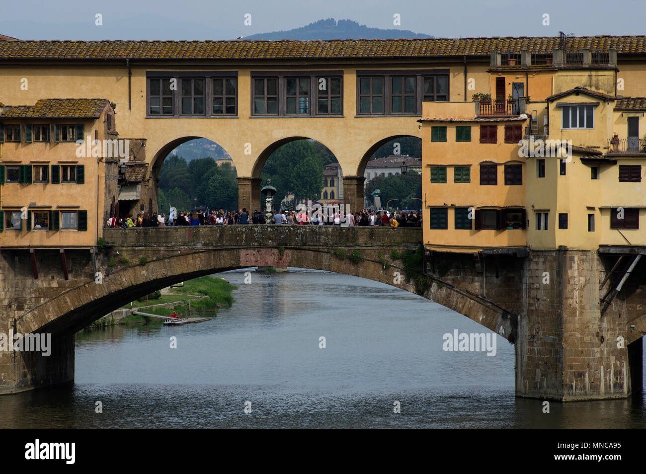 Il Ponte Vecchio o Ponte Vecchio in Florenze Italia è una delle principali attrazioni turistiche. Originariamente macellerie rivestito il ponte ora gioiellieri vendere Foto Stock