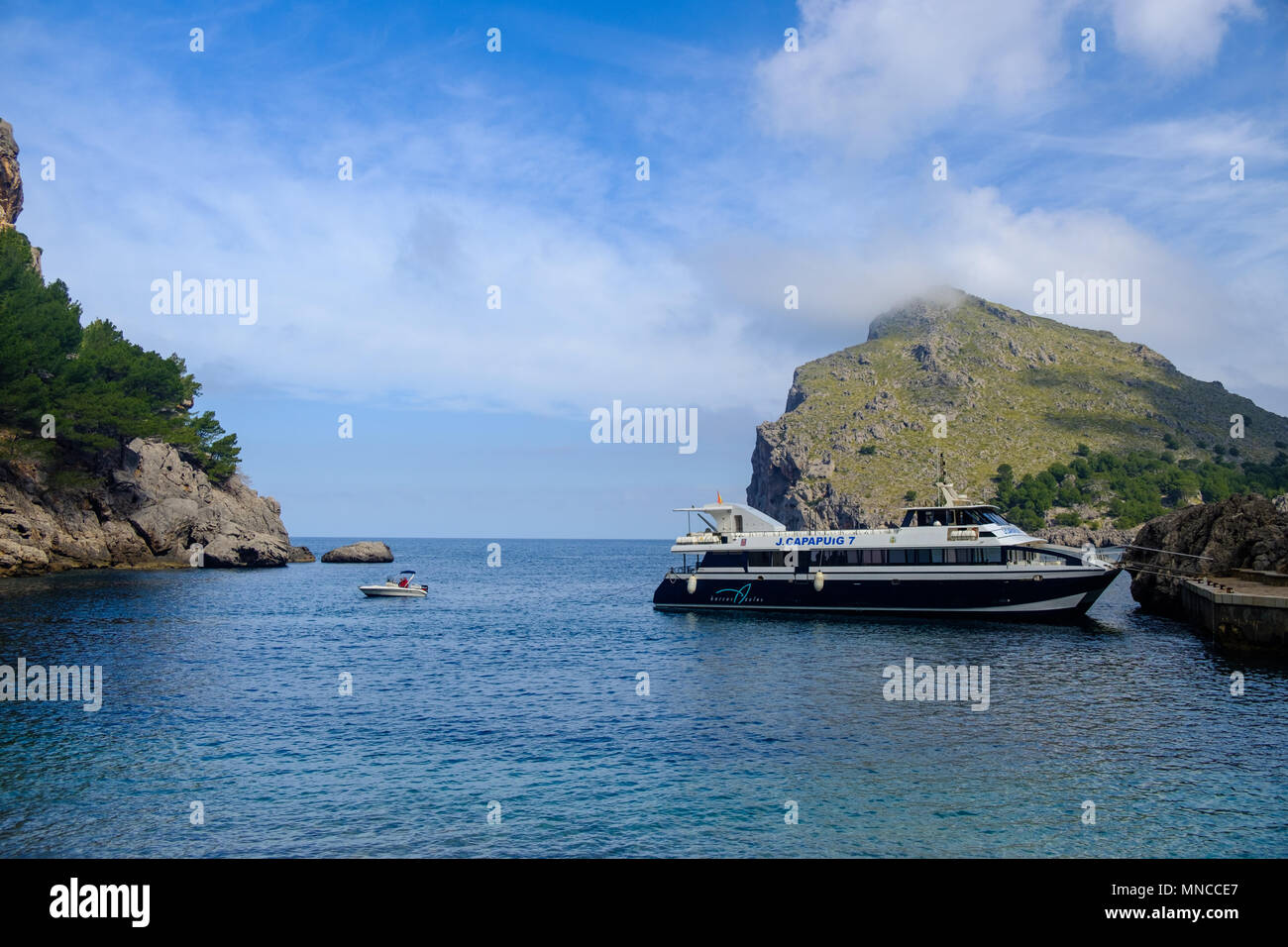 Port de Sa Calobra, una popolare località turistica sulla costa nord ovest di Maiorca, SPAGNA Foto Stock