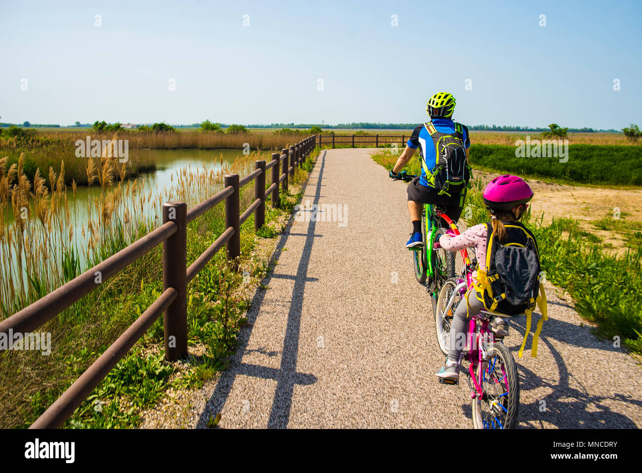 Padre e figlia di andare in bicicletta Foto Stock