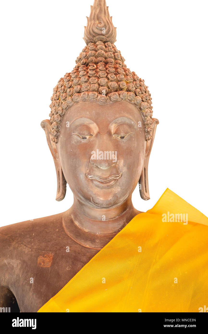 Close-up testa della vecchia statua del Buddha in Thailandia isolati su sfondo bianco Foto Stock