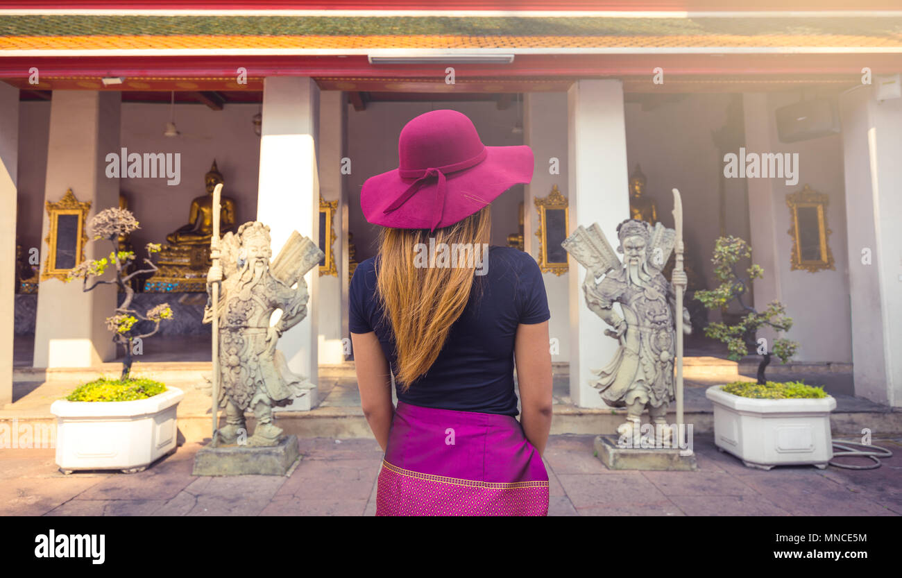 Bella ragazza Traveler visitare un tempio in Thailandia durante una giornata di sole . Foto Stock