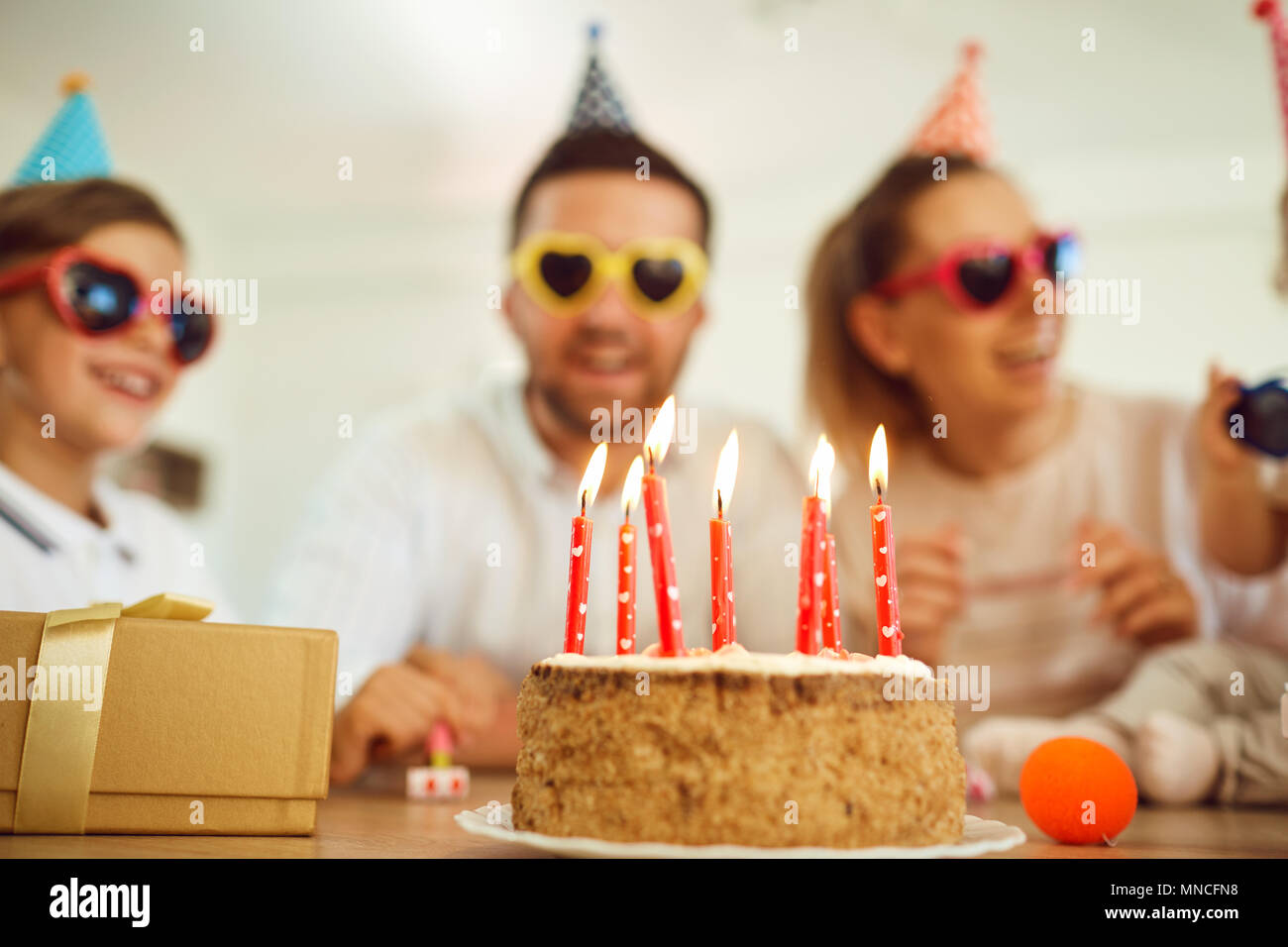 Torta di compleanno compleanno con candele. Foto Stock