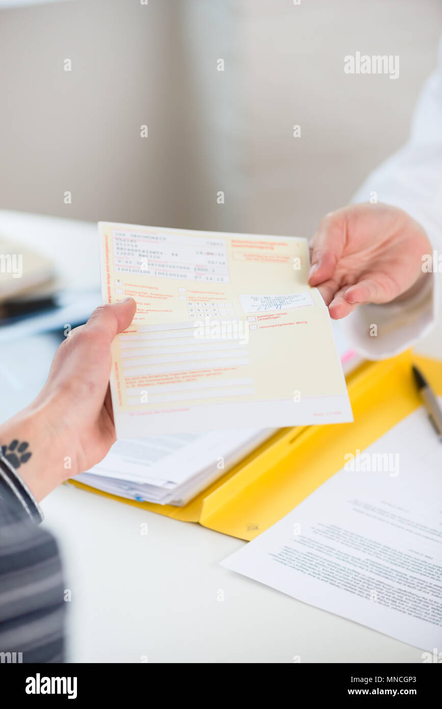 Close-up della mano di un paziente femmina di ricevere una prescrizione Foto Stock