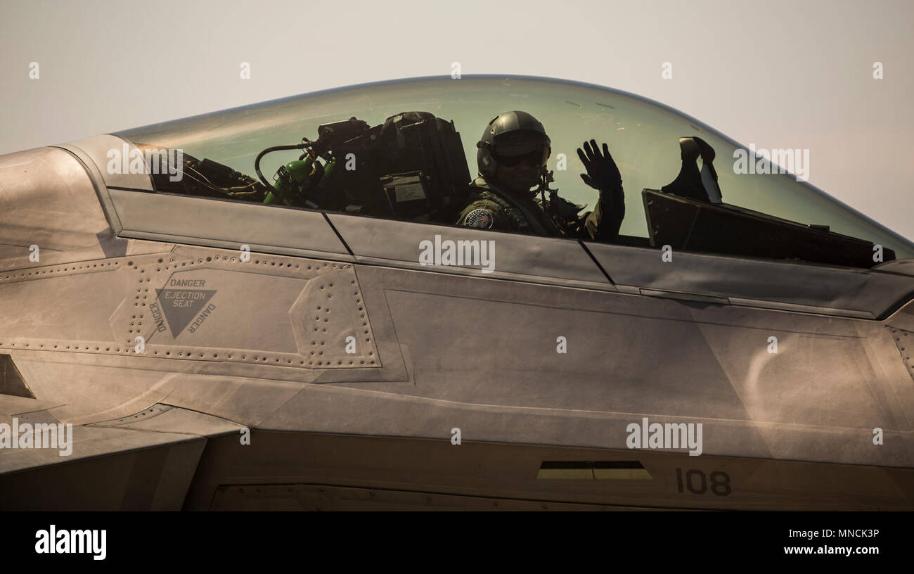 Gli Stati Uniti Air Force F-22 "Raptor' onde pilota di spettatori durante il 2018 Yuma Airshow di ospitati da Marine Corps Air Station Yuma, Ariz., Sabato, 17 marzo 2018. La F-22 "Raptor' è la forza dell'aria più recente degli aerei da caccia. La sua combinazione di stealth, super cruise, manovrabilità e sistemi avionici integrati, accoppiato con la supportabilità migliorata, rappresenta un salto esponenziale nella capacità di combattimento. L'Airshow di ICM è Yuma solo airshow di militari dell'anno e offre alla comunità la possibilità di vedere antenna emozionanti ed esecutori di massa per libero mentre interagiscono con Marines e S Foto Stock