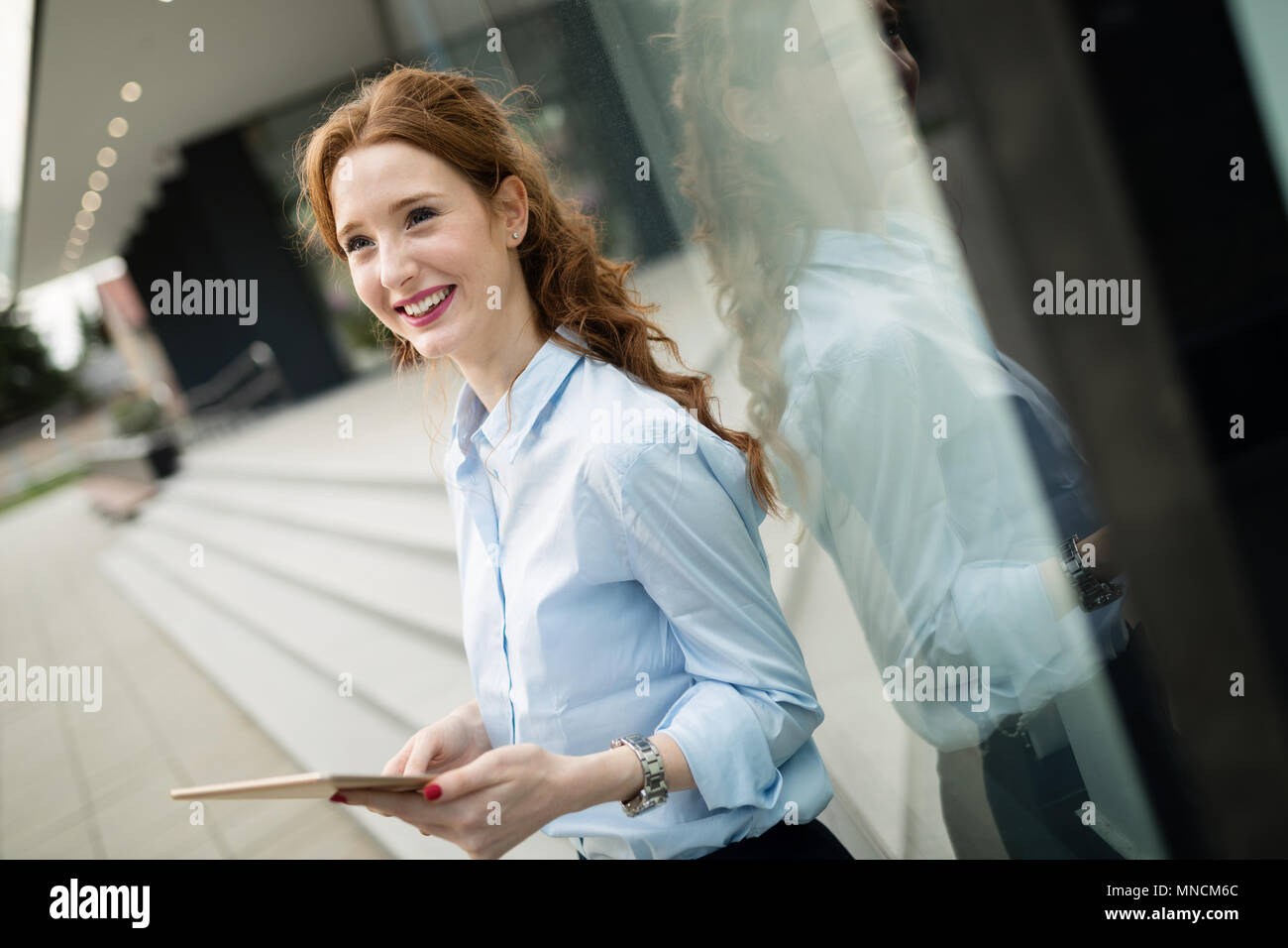 Ritratto di imprenditrice camminare e azienda tablet Foto Stock
