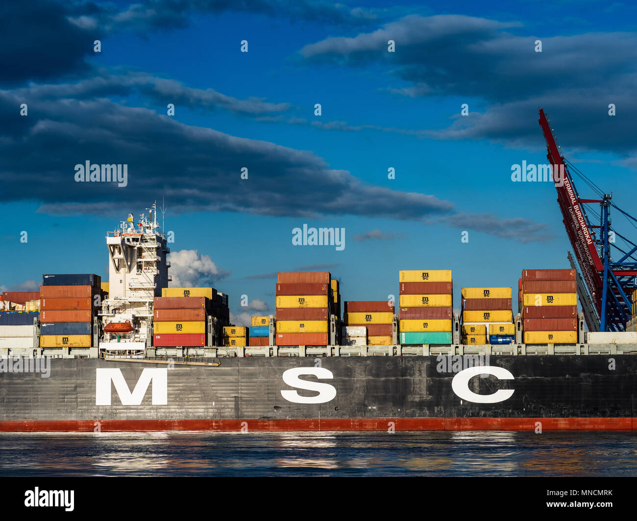 Il commercio globale del commercio mondiale del commercio internazionale - arrivano i contenitori nel porto di Amburgo, uno dei più grandi d'Europa porte su MSC Topazio Foto Stock