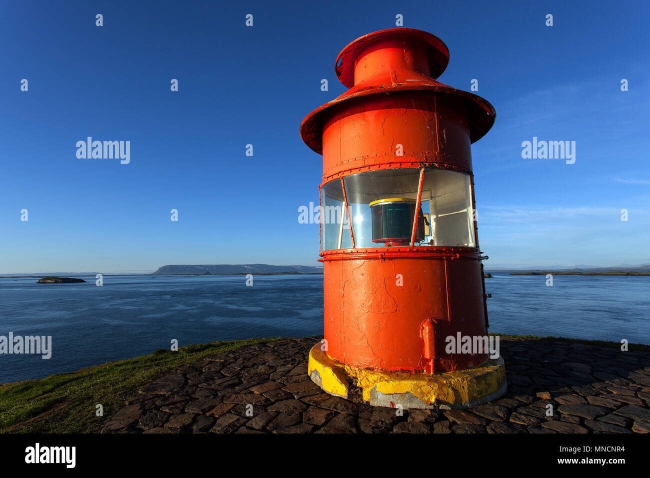 Faro rosso, Súgandisey Isola, Stykkisholmur, Snaefellsnes Peninsula, Islanda Foto Stock