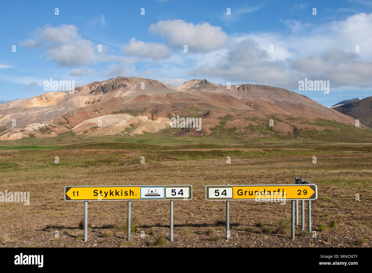 Due indicazioni nella parte anteriore del paesaggio di montagna, Snaefellsnes Peninsula, West IcelandIsland Foto Stock