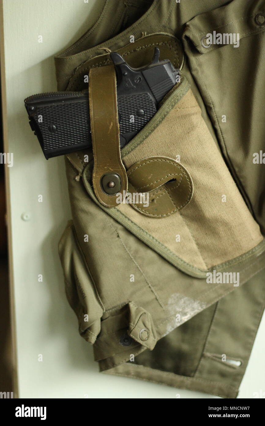 Immagini di WW2 - Tessile - Abbigliamento Militare. Side Shot di una pistola holstered strapped in un giubbotto antiproiettile. B17 gli equipaggi degli aeromobili. Foto Stock