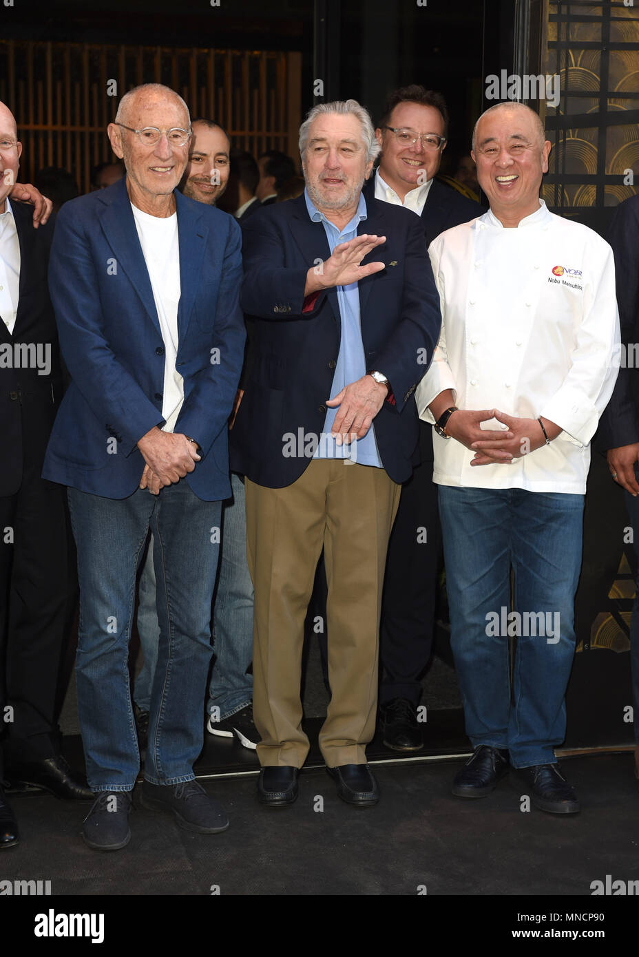 Foto deve essere accreditato ©Alpha premere 079965 15/05/2018 Meir Teper Robert De Niro e Nobu Matsuhisa Nobuyuki Nobu Hotel London Shoreditch lancio in Londra Foto Stock