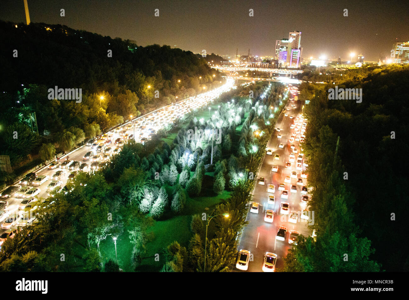 Tehran, Iran - 8 Ottobre 2017: il traffico di notte vista dal ponte di Tabiat. Foto Stock