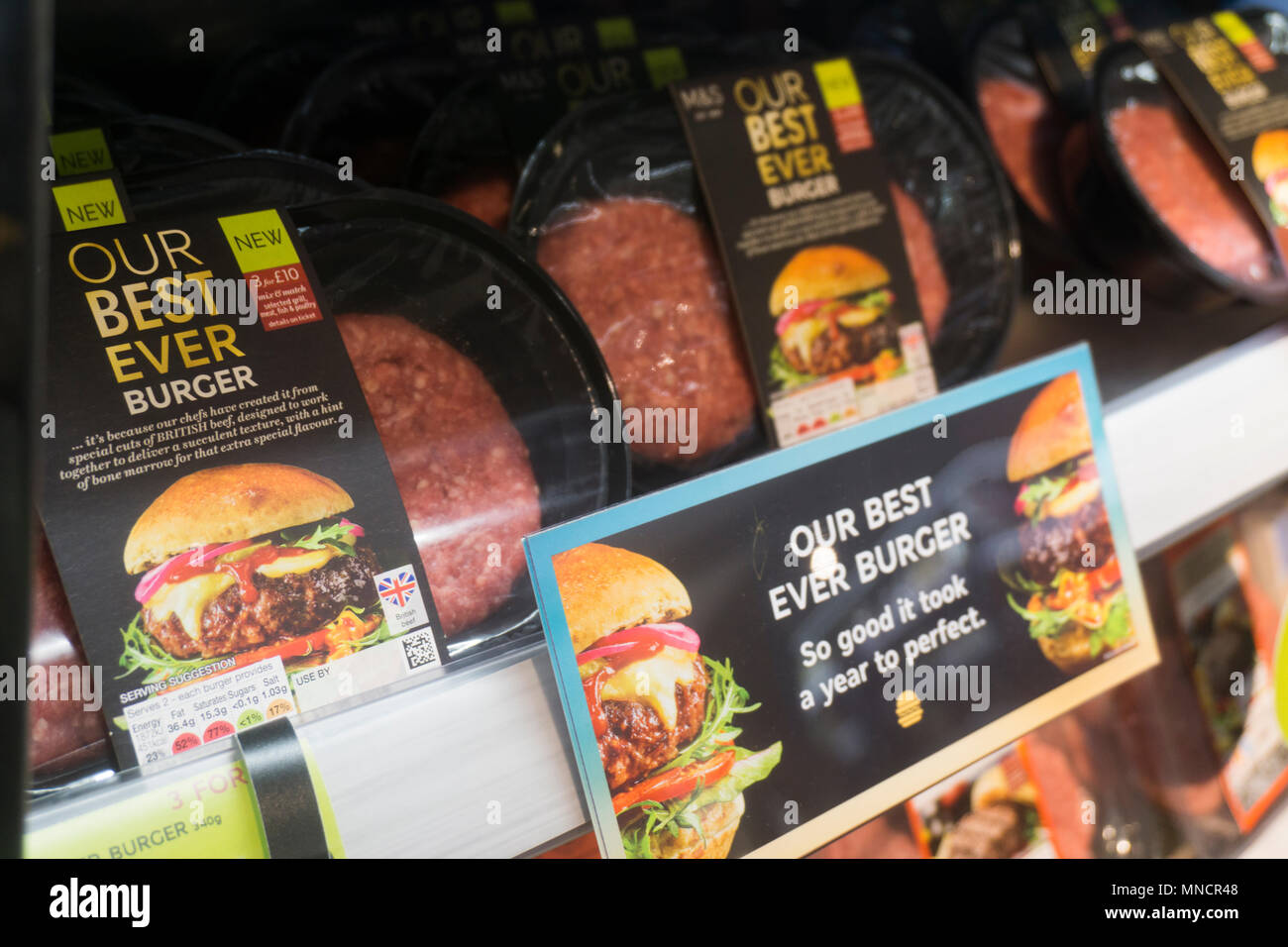 LONDON, Regno Unito - 15 Maggio 2018: rivenditore inglese Marks & Spencer nuovo migliore mai hamburger di manzo che ha preso un anno per creare Foto Stock
