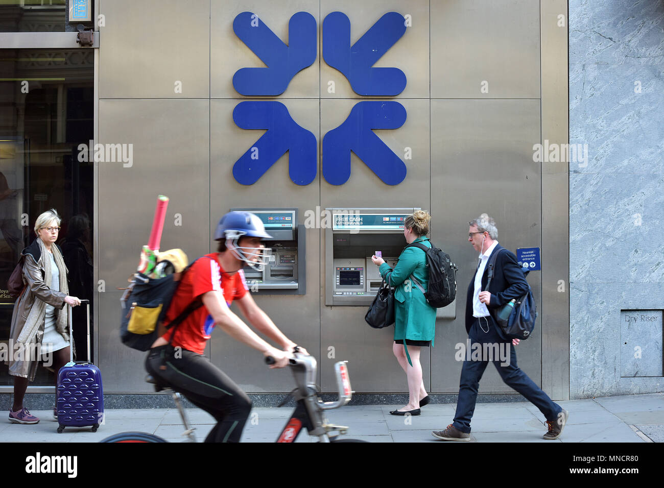 La gente a piedi passato la filiale di banca della Royal Bank of Scotland su Threadneedle Street nel centro di Londra Foto Stock