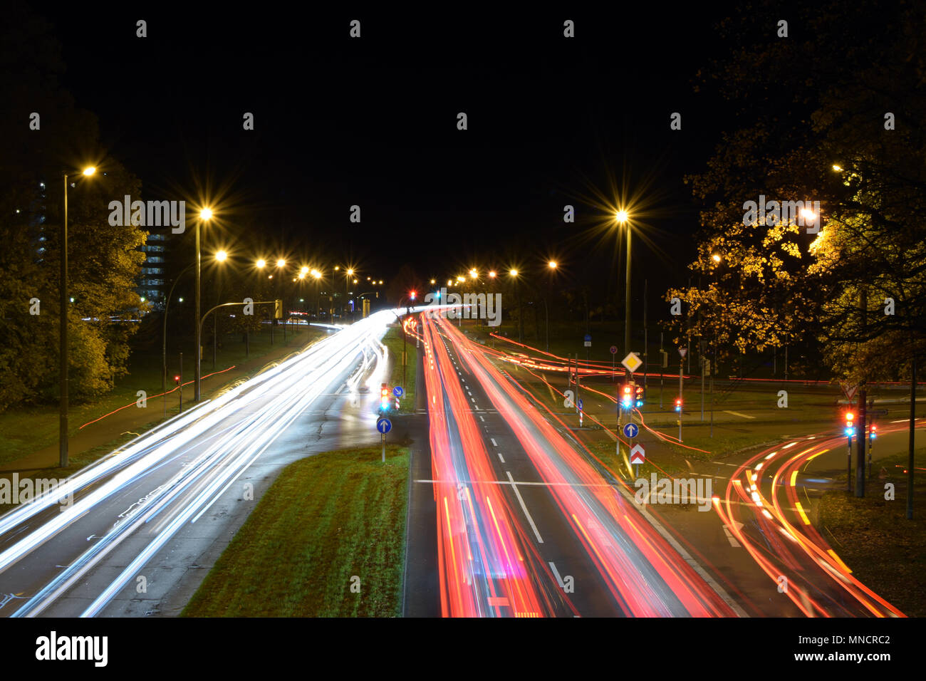 Le luci del traffico nelle strade di Wolfsburg di notte carlights lighttrails Foto Stock