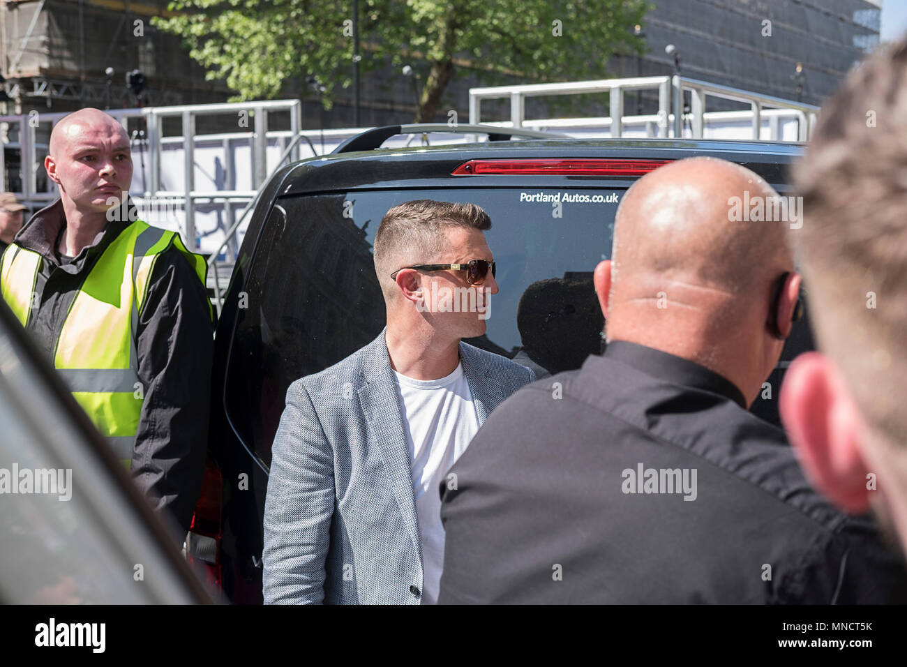 Tommy Robinson arriva al giorno per la libertà evento in Whitehall, Londra. Il ÒDay per FreedomÓ rally è stato organizzato da Tommy Robinson e i membri del suo team. L evento è stato organizzato dal sig. RobinsonÕs team in risposta ad un culmine di eventi che hanno percepito come aver influenzato la loro libertà di espressione. All'interno del Regno Unito esiste un crescente dibattito su che cosa è la libertà di parola e di ciò che è odio, e se entrambi possono coesistere. Foto Stock