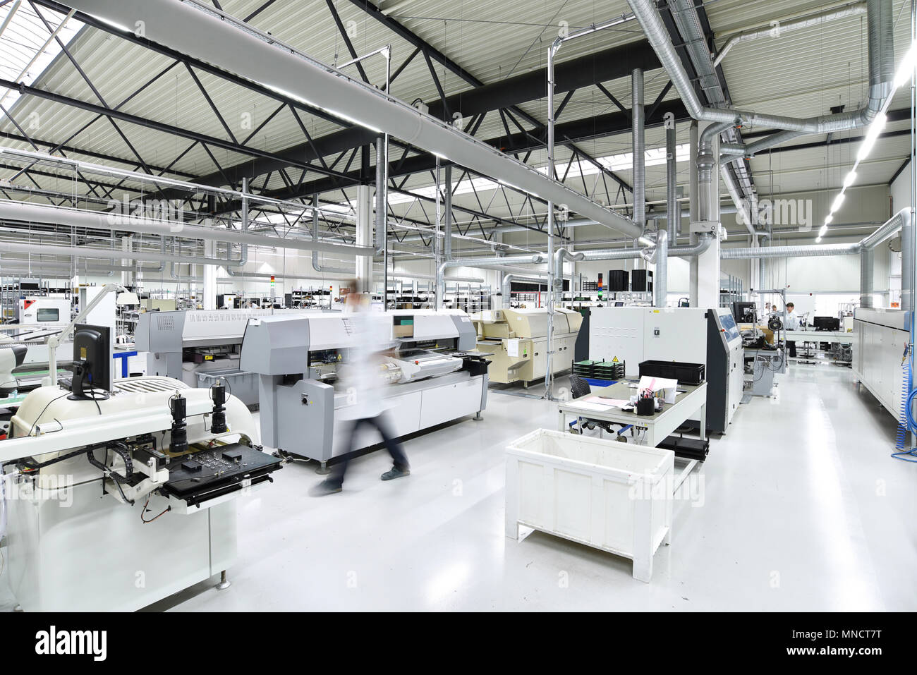 Stabilimento industriale per il montaggio della microelettronica - interno e dei lavoratori Foto Stock